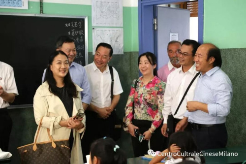 交流團走進龍甲中文學校課堂。