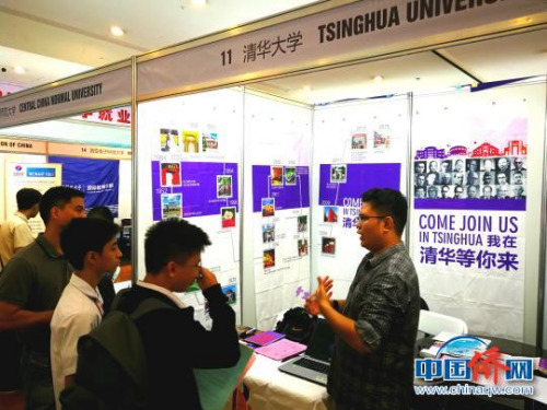 清華大學(xué)招生辦劉禹廷老師表示，不少菲律賓學(xué)生有備而來(lái)，對(duì)清華經(jīng)濟(jì)管理、計(jì)算機(jī)、醫(yī)學(xué)專業(yè)表現(xiàn)出興趣?！￡P(guān)向東 攝