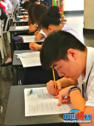 認(rèn)真答題的學(xué)生?！￡P(guān)向東 攝
