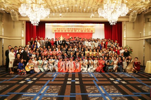 日本中部6縣的華僑華人、日本友人、留學(xué)生等170余人歡聚一堂，熱烈慶祝中華人民共和國(guó)69周年華誕。