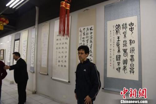 圖為巴西友人參觀書畫展。　莫成雄 攝