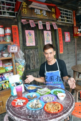 袁志成細(xì)心打造祖屋凳仔鮮蛤小食物。(馬來(lái)西亞《中國(guó)報(bào)》記者 趙詩(shī)綺 攝)