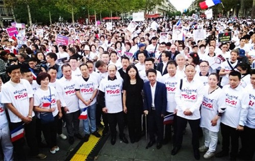 法國華社2016年9月4日在巴黎市中心舉行聲勢浩大的集會游行，悼念遇暴力搶劫被毆致死的旅法僑胞張朝林。來自法國社會各界的數(shù)萬華僑華人共同發(fā)出“反暴力，要安全”的強烈呼聲。圖為參加游行的華人奮力發(fā)聲。（歐洲時報記者 孔帆/攝）