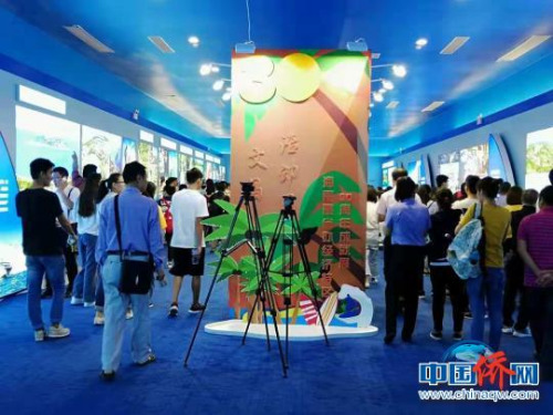 眾人參觀文昌主題圖片展?！堒缫?攝