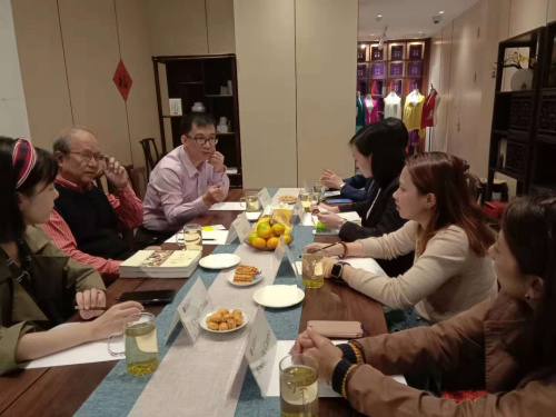 中國(guó)敦煌吐魯番學(xué)會(huì)顧問(wèn)、絲綢之路專業(yè)委員會(huì)主任胡戟（左2）10月13日在西安向菲律賓媒體代表團(tuán)介紹“一帶一路”相關(guān)情況。