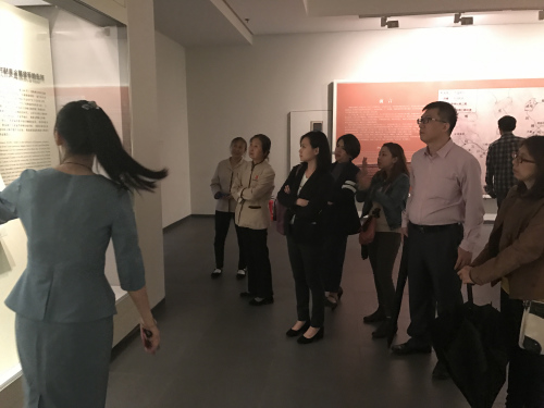 菲律賓媒體代表團(tuán)成員10月13日在西安大唐西市博物館參觀。