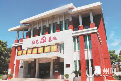 作為紅色教育基地的“戰(zhàn)爭(zhēng)與和平展館”，圖文講述了許多圍頭故事。