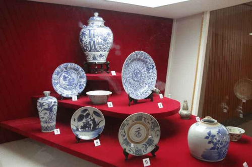 沙巴博物院所展出有關(guān)華人文化的文物，或許是以來自中國的陶瓷品最具“華人”氣息，但卻無法讓人感受與華人和文化的關(guān)聯(lián)。（馬來西亞《星洲日?qǐng)?bào)》）