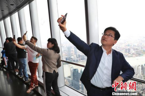 海外華文媒體代表在“上海之巔”感受城市發(fā)展?！埡鄠?攝