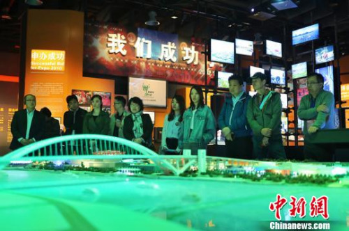 海外華文媒體代表回顧世博會發(fā)展歷程?！埡鄠?攝