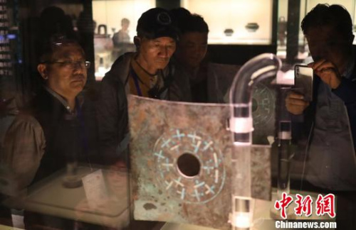 海外華文媒體代表欣賞上海博物館青銅器?！埡鄠?攝