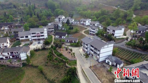 圖為航拍貴州省畢節(jié)市大方縣木寨村。　瞿宏倫 攝