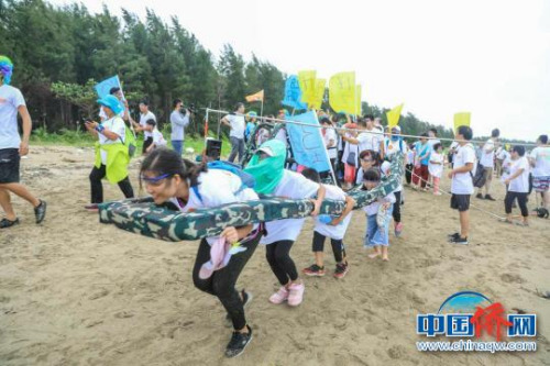 市民和游客體驗(yàn)潭門趕海運(yùn)動(dòng)會(huì)合力過(guò)桿活動(dòng)。　李心如 攝