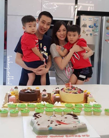 李宗偉一家4口開心慶生。（馬來西亞《光華日?qǐng)?bào)》）