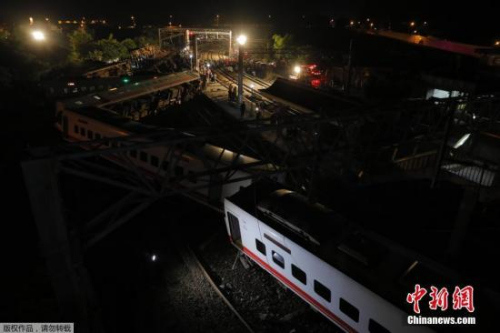 這是10月21日拍攝的列車出軌翻覆事故現(xiàn)場。