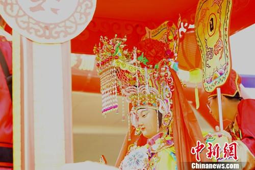 10月22日，信眾護送湄洲媽祖坐上巡境車，有史以來最大的中菲民間文化交流活動“媽祖下南洋，重走海絲路”巡安菲律賓暨公益慈善系列活動開啟。關(guān)向東 攝