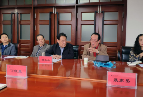 校僑聯(lián)原主席蔡建中談意見(jiàn)建議。