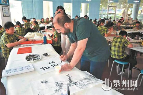 土耳其客人饒有興致地拿起毛筆寫漢字 土耳其客人饒有興致地拿起毛筆寫漢字