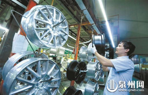 南安申利卡鋁業(yè)生產(chǎn)車間內(nèi)正在趕制銷往日本的輪轂 南安申利卡鋁業(yè)生產(chǎn)車間內(nèi)正在趕制銷往日本的輪轂