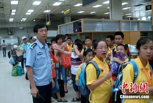 邊檢民警為赴港參加世界青少年奧林匹克數(shù)學(xué)競賽亞洲精英賽的參賽選手提供通關(guān)便捷服務(wù)。作 者：黃俊生