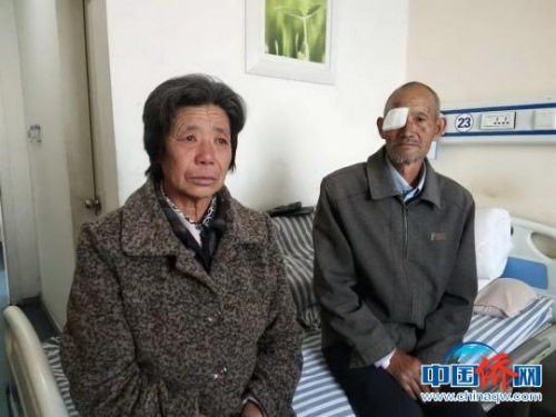 圖為接受治療的患者與他的家人?！±钋镅?攝