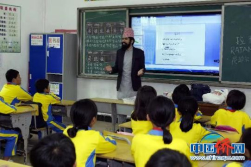 海南師大尼泊爾籍學生給小學生介紹課堂情況。　黃敏 攝