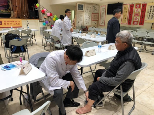 醫(yī)師為患者祥細(xì)診治（美國(guó)舊金山華助中心供圖）