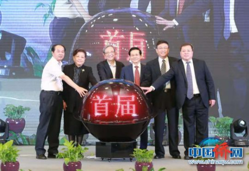 首屆世界華商商會領袖博鰲峰會暨2018海上絲綢之路與中國品牌戰(zhàn)略高峰論壇開幕?！☆佌裎洹z