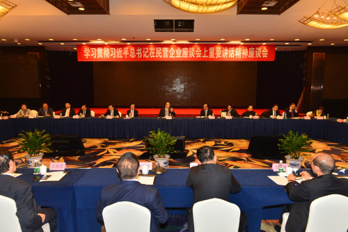 11月12日，中國僑聯(lián)召開會議，學習貫徹習近平總書記在民營企業(yè)座談會上的重要講話精神。中國僑聯(lián)黨組書記、主席萬立駿出席會議并講話。來自中國僑商聯(lián)合會、中國僑商投資企業(yè)協(xié)會的40余位僑資企業(yè)家與會。 中國僑聯(lián)供圖