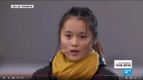 來自巴黎北郊圣·德尼地區(qū)Livry-Gargan高中的華裔女生用中文朗讀一戰(zhàn)華工在停戰(zhàn)當(dāng)日的日記。(來源：法國《歐洲時報》微信公眾號 視頻截圖)