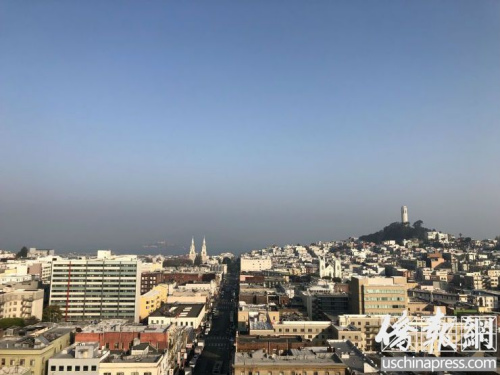 　舊金山灣上空灰蒙蒙一片，原本十分清楚的魔鬼島只能勉強可見。(美國《僑報》記者吳卓明攝)