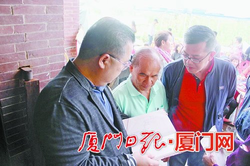 馬來西亞僑裔林星發(fā)(左一)等人一起重看故鄉(xiāng)的族譜。