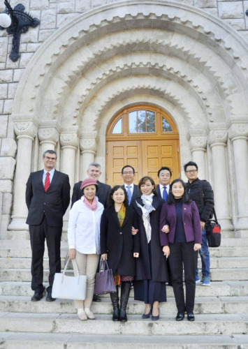 11月16日貴州民族大學(xué)教育文化藝術(shù)代表團一行和匈牙利貴州商會會長蔡彬女士、顧問若利先生、秘書長兼副會長宋聚芳女士、理事龔靈犀先生與佩奇大學(xué)孔子學(xué)院院長毛紅女士和佩奇大學(xué)老師們合影。