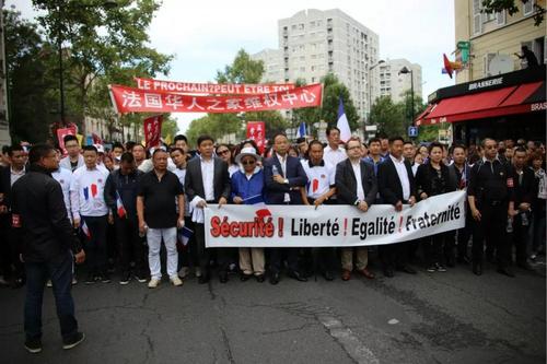 資料圖：2016年8月21日，華人在歐市的共和國大道舉行反暴力要安全示威游行。5月7日被入室盜竊的華人家庭就在這附近。（《歐洲時報》黃冠杰 攝）