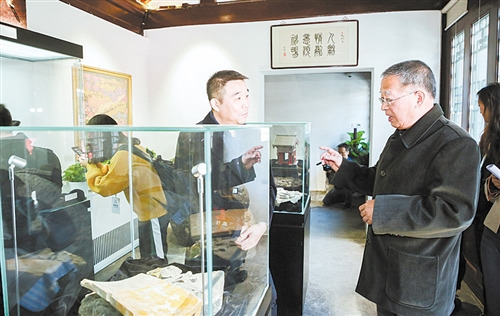 市民在胡同博物館一邊觀看展品，一邊熱烈討論。