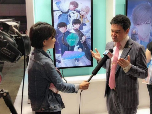 在東京GAMESHOW上接受媒體采訪(來源:日本中文導(dǎo)報(bào)) 在東京GAMESHOW上接受媒體采訪(來源:日本中文導(dǎo)報(bào))