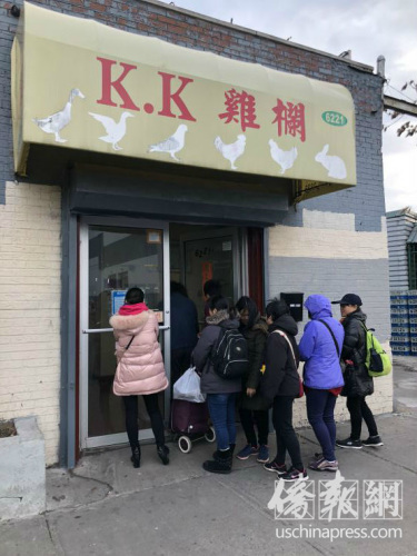 雞鴨代火雞，感恩節(jié)前夕八大道雞欄生意火爆。(美國(guó)《僑報(bào)》/高詩(shī)云 攝)