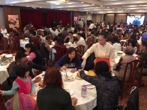 圣蓋博谷多家中餐館感恩節(jié)大清早已是熱鬧非凡。(美國(guó)《世界日?qǐng)?bào)》/楊青 攝)