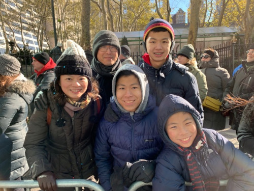 鄭欽慧(左一)一家五口已連續(xù)十多年觀看梅西感恩節(jié)游行，已經(jīng)成為一項家庭傳統(tǒng)。(圖片來源：美國《世界日報》 和釗宇／攝)