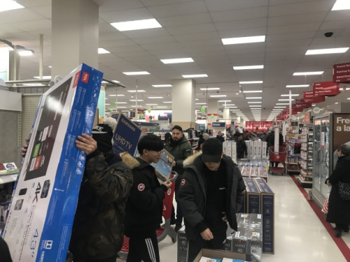 電視機等電子產(chǎn)品成為消費者在黑色星期五最喜歡產(chǎn)品之一。(圖片來源：美國《世界日報》牟蘭／攝)