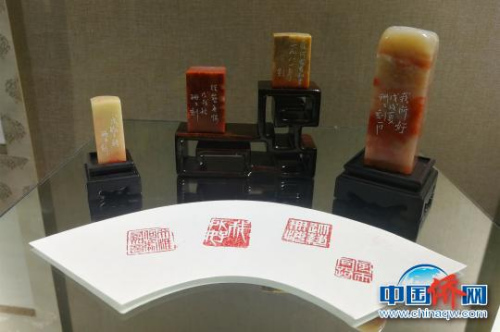 “洪珊珊個人書藝篆刻展”展出了40多件不同形式的書法、篆刻作品?！O虹 攝
