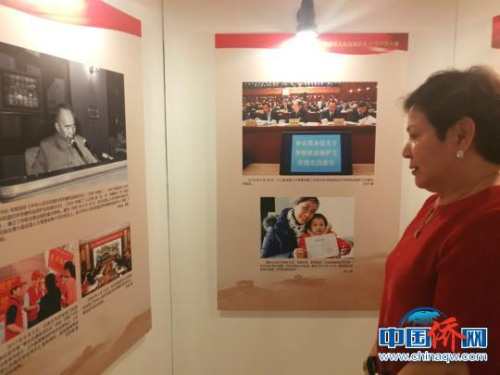 圖片展覽由中國國務院僑務辦公室、中國駐菲大使館、菲華各界聯(lián)合會主辦。 　　國務院僑辦提供的近70幅系列照片，生動地展現(xiàn)了改革開放以來廣大海外僑胞參與中國建設、愛國愛鄉(xiāng)造福桑梓、傳承弘揚中華優(yōu)秀文化、推動中國人民與世界各國人民友好交往等經(jīng)典瞬間?！￡P(guān)向東 攝