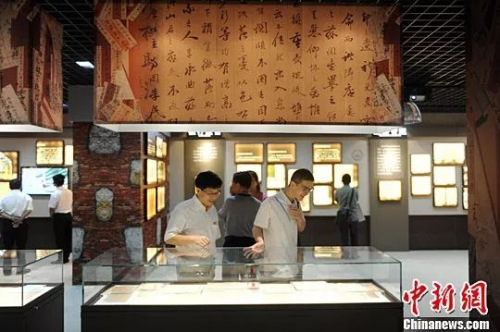民眾在福建省檔案館參觀“百年跨國兩地書——福建僑批”陳列展。<a target='_blank' >中新社</a>記者 呂明 攝
