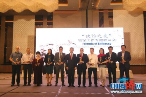 中國駐菲大使館6日晚舉辦“使館之友”領(lǐng)保工作專題聯(lián)誼會(huì)，為10位積極支持領(lǐng)保工作的菲華人士頒發(fā)了“使館之友”獎(jiǎng)座。　高天胤(通訊員) 攝