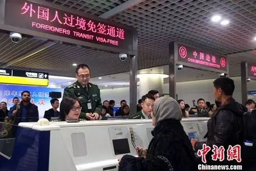 資料圖：成都雙流國際機場邊檢民警為入境旅客辦理通關(guān)手續(xù)。<a target='_blank' >中新社</a>記者 王磊 攝