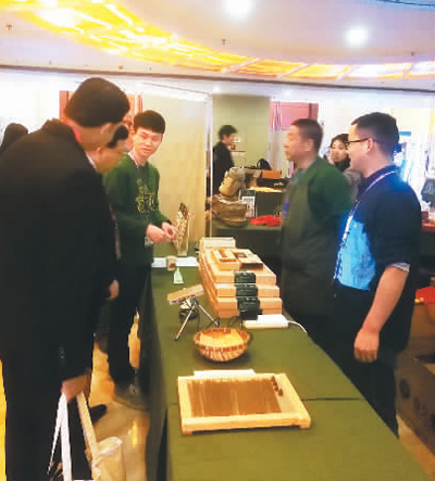 孔子學(xué)院大會(huì)參會(huì)代表在中醫(yī)藥展位前。 趙曉霞 攝