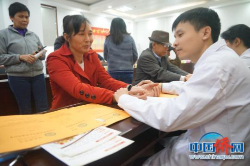 圖為義診現(xiàn)場。　黃試鵬 攝