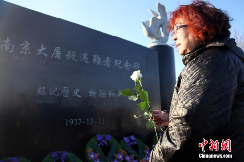 圖為當(dāng)?shù)貎S社代表向紀(jì)念碑獻(xiàn)花。<a target='_blank' >中新社</a>記者 余瑞冬 攝
