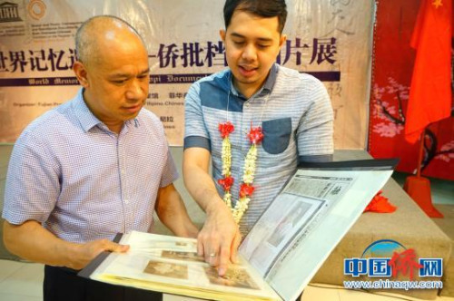 祖籍福建晉江的第四代菲華曾宏達(dá)，帶著厚厚一本家族幾代人往來的僑批和老照片，來到展覽現(xiàn)場，其資料之完整，讓福建省檔案館的工作人員驚嘆?！￡P(guān)向東 攝