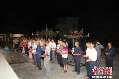 　陽春村依古制上香祈禱章公祖師還鄉(xiāng)。 林文清 攝